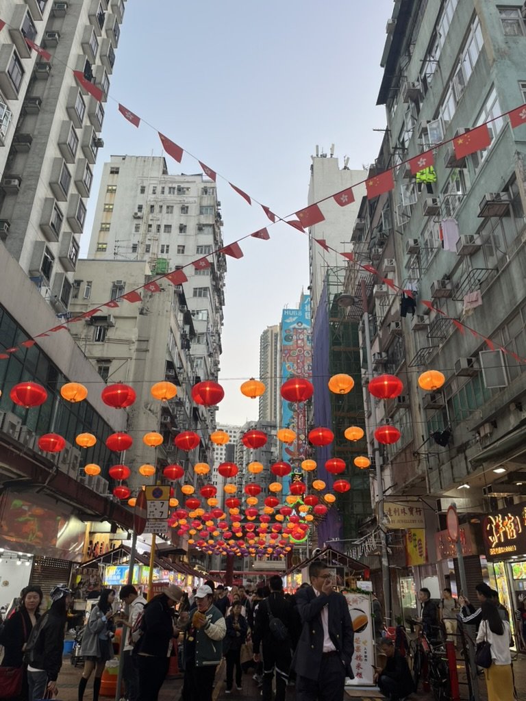 香港廟街夜市，紅色燈籠高掛的夜晚市集街景