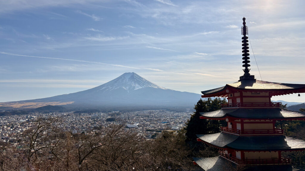 新倉山淺間公園忠靈塔俯瞰河口湖市區與富士山，全景拍攝視角