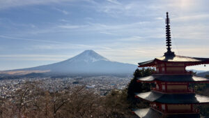 新倉山淺間公園忠靈塔俯瞰河口湖市區與富士山，全景拍攝視角