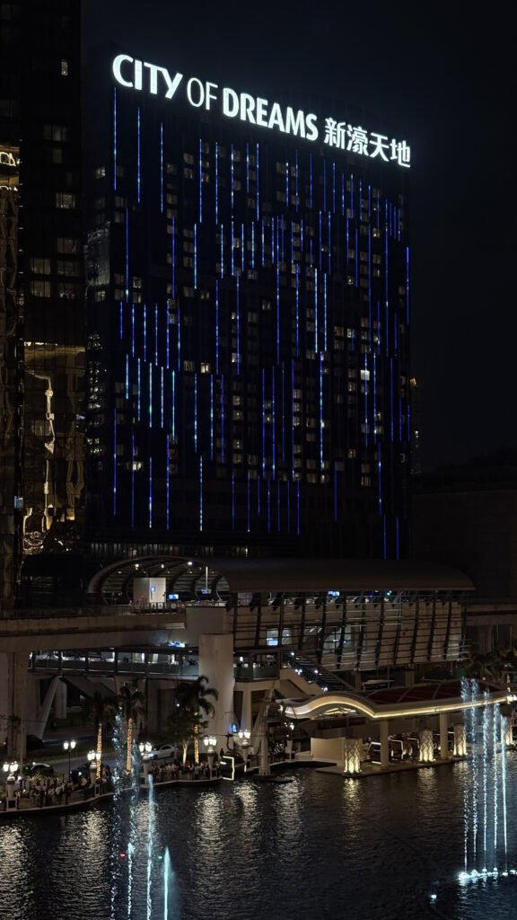 澳門新濠天地 City of Dreams 夜景，現代賭場飯店燈光倒映水景
