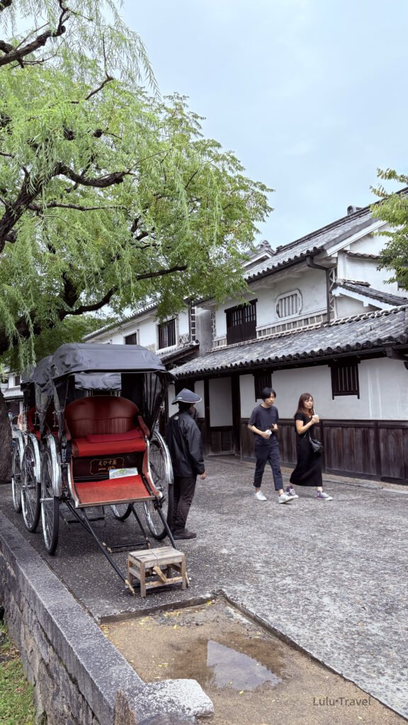 倉敷美觀地區|日本倉敷的 1 段散步旅遊記錄 日本岡山倉敷美觀地區,傳統人力船行經石橋下,兩岸為白牆黑瓦的江戶時代街屋