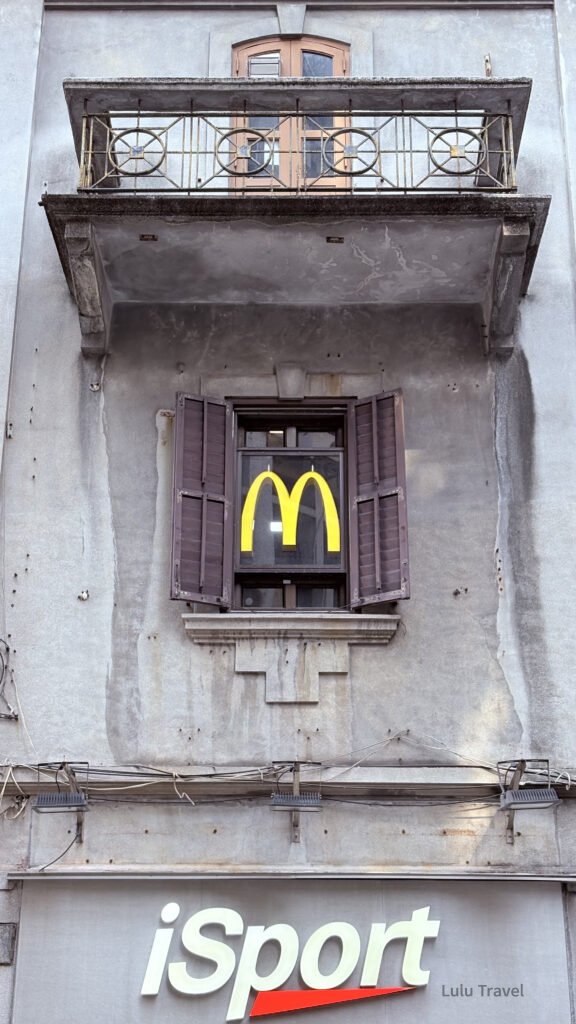 澳門老城建築外牆中的麥當勞標誌，中西文化混合的街景畫面