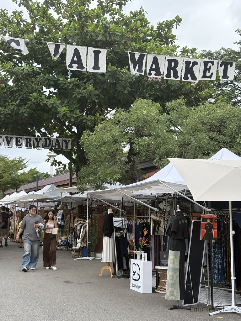 清邁晚去早回|有限時間下的 1 趟清邁自由行 泰國曼谷 JJ Market 市集街景,戶外帳篷攤位販售服飾與設計商品,旅人漫步其中,呈現充滿生活感的曼谷文青市集氛圍