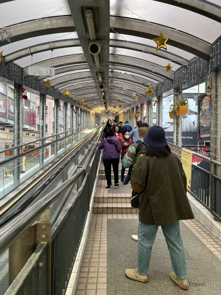 香港中環半山自動扶梯，行人搭乘世界最長戶外手扶梯系統穿梭於密集城市街區