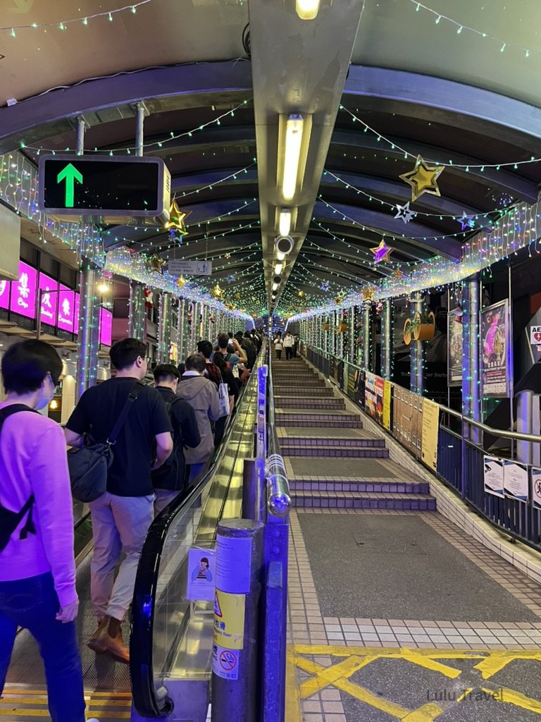 香港中環半山自動扶梯，行人搭乘世界最長戶外手扶梯系統穿梭於密集城市街區