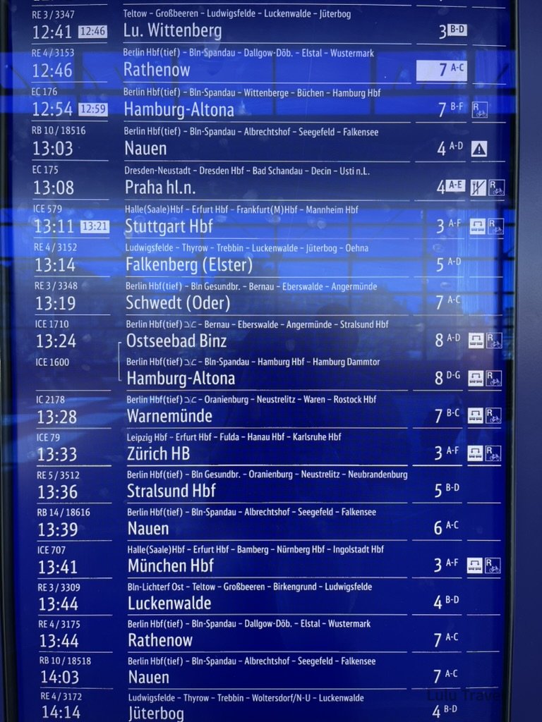 德國時間觀念|在秩序之國遇到的第 1 個文化衝擊 德國鐵路(Deutsche Bahn)車站內的藍色電子發車時刻表,清晰列出前往慕尼黑、蘇黎世與漢堡的班次與月台資訊,間接呈現德國時間觀念。