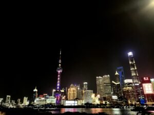 上海 City Walk| 1 次自由行散步體驗 上海外灘夜景與陸家嘴天際線,東方明珠塔、上海中心大廈等地標在夜晚燈光下的城市景觀