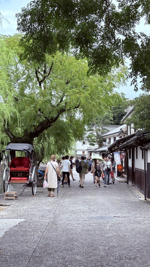 倉敷美觀地區|日本倉敷的 1 段散步旅遊記錄 日本岡山倉敷美觀地區,傳統人力船行經石橋下,兩岸為白牆黑瓦的江戶時代街屋