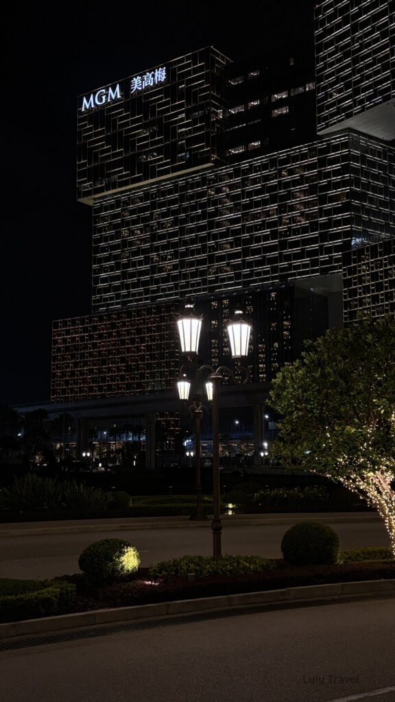 澳門美高梅 MGM 酒店夜景，現代建築線條與城市燈光設計