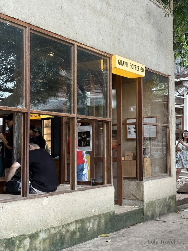清邁晚去早回|有限時間下的 1 趟清邁自由行 清邁 藝術村 Baan Kang Wat 內的 Graph Coffee 咖啡廳外觀,老屋改造空間結合木窗與自然光,是清邁知名文青咖啡店與散步景點