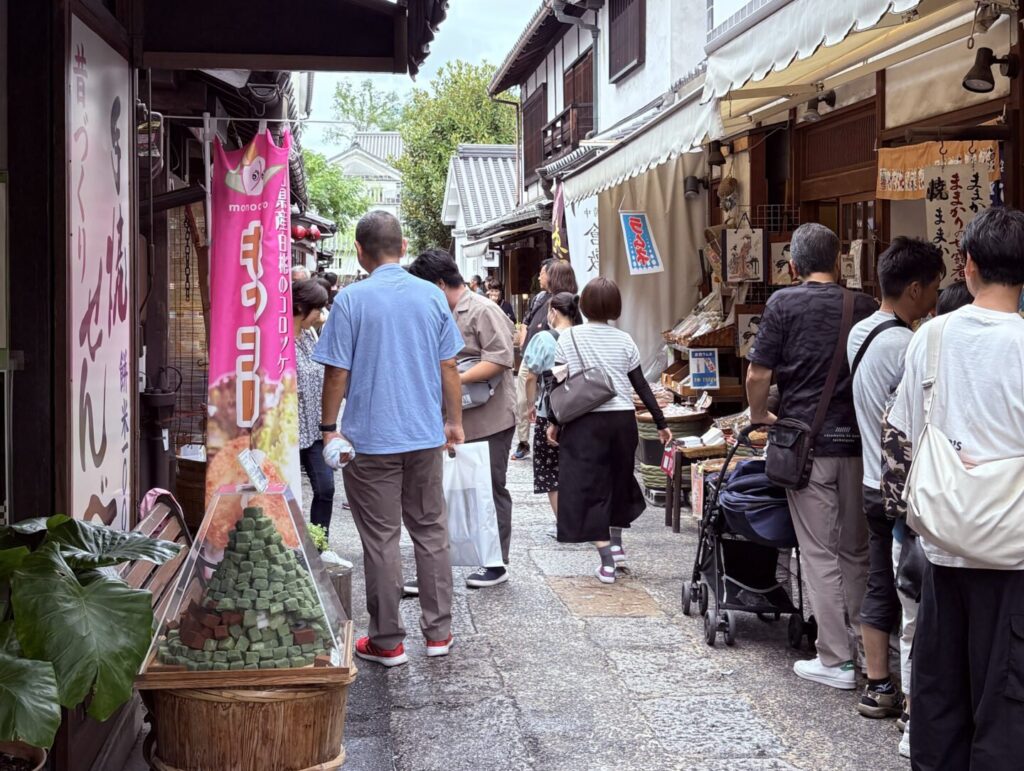 倉敷美觀地區|日本倉敷的 1 段散步旅遊記錄 日本倉敷美觀地區商店街,人潮穿梭於保存完整的傳統街道與伴手禮店之間