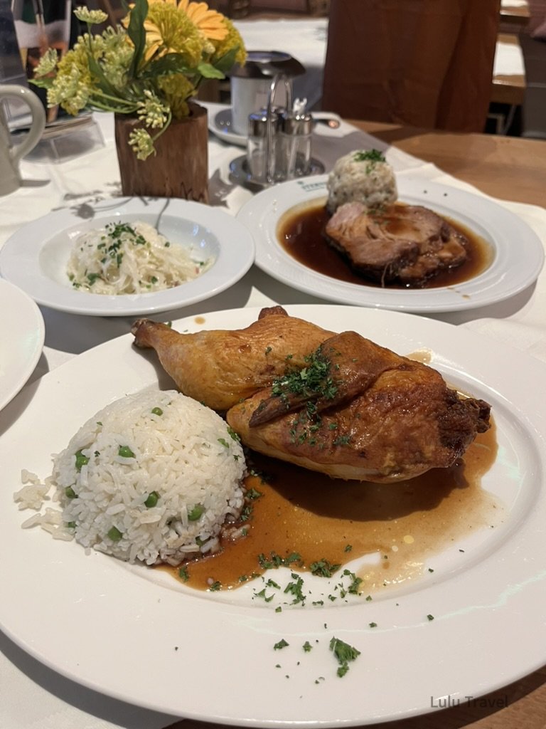 奧地利薩爾斯堡餐廳的經典主餐，烤雞腿搭配白飯與濃郁肉汁