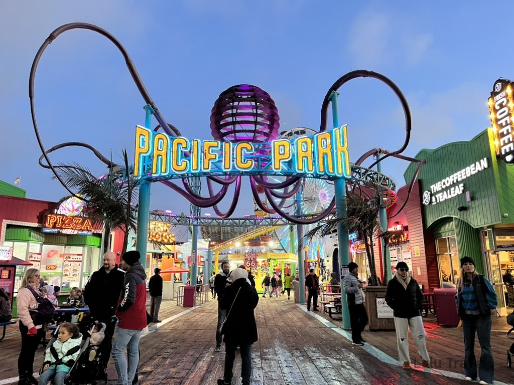美國旅遊兼出差|第 1 次解鎖美西自由行 洛杉磯聖莫尼卡碼頭(Santa Monica Pier)標誌性的摩天輪與太平洋樂園,展現經典的美西海濱渡假氛圍。