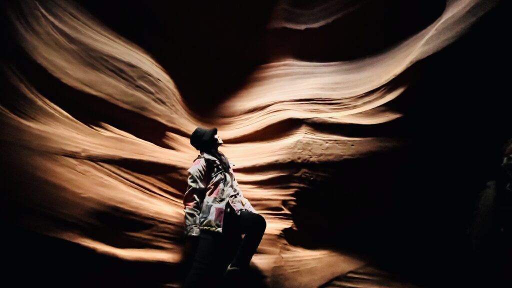 美國旅遊兼出差|第 1 次解鎖美西自由行 亞利桑那州下羚羊峽谷(Antelope Canyon)獨特的紅砂岩波浪紋理,自然光線穿透狹縫呈現迷人的流動質感與光影。