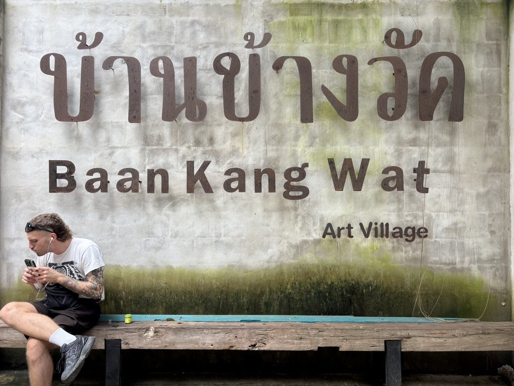 清邁晚去早回|有限時間下的 1 趟清邁自由行 清邁 Baan Kang Wat Art Village 藝術村入口,水泥牆面與手作氛圍濃厚,是清邁必訪的文青景點與創意聚落