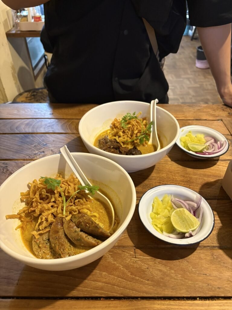 清邁晚去早回|有限時間下的 1 趟清邁自由行 清邁 美食 Kao Soi Nimman 泰北咖哩麵,濃郁咖哩湯頭搭配酥脆炸麵與肉片,佐洋蔥與檸檬,是清邁必吃的北泰經典料理