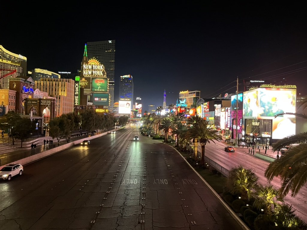 美國旅遊兼出差|第 1 次解鎖美西自由行 拉斯維加斯大道(Las Vegas Strip)璀璨夜景,包含噴泉水池、巴黎飯店艾菲爾鐵塔縮影與華麗的建築霓虹。