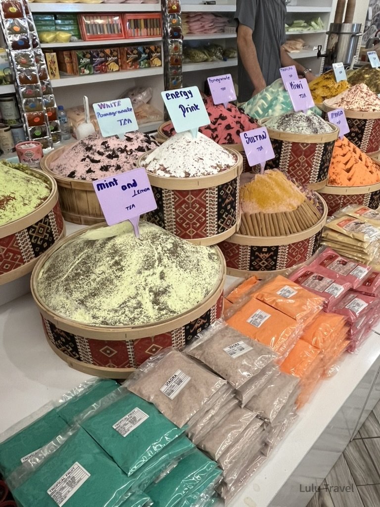 土耳其跟團心得|1 趟文化與行程的深度觀察 土耳其市場內排列整齊的粉末狀香料、乾果與蘇丹花茶,展現豐富的色彩對比與層次。