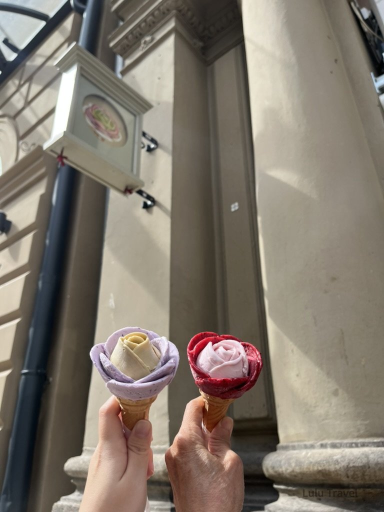 在布達佩斯街頭品嚐玫瑰花形冰淇淋，兩人手持拍照的旅途片刻