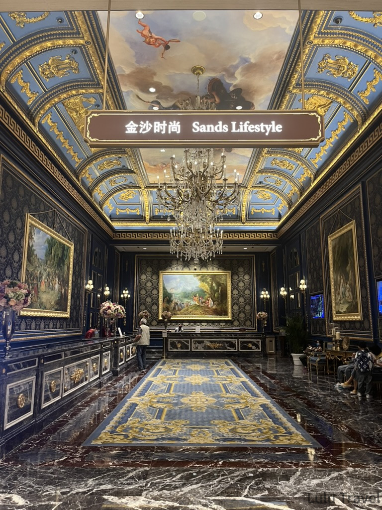 澳門倫敦人走廊深藍配金歐式裝潢，天頂繪有古典壁畫，水晶吊燈與大幅油畫對稱排列