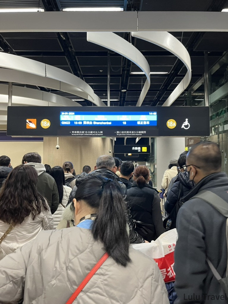 從香港西九龍站搭高鐵前往深圳北的出發月台，電子看板顯示 G9622 次列車資訊，候車旅客密集排隊等待進站