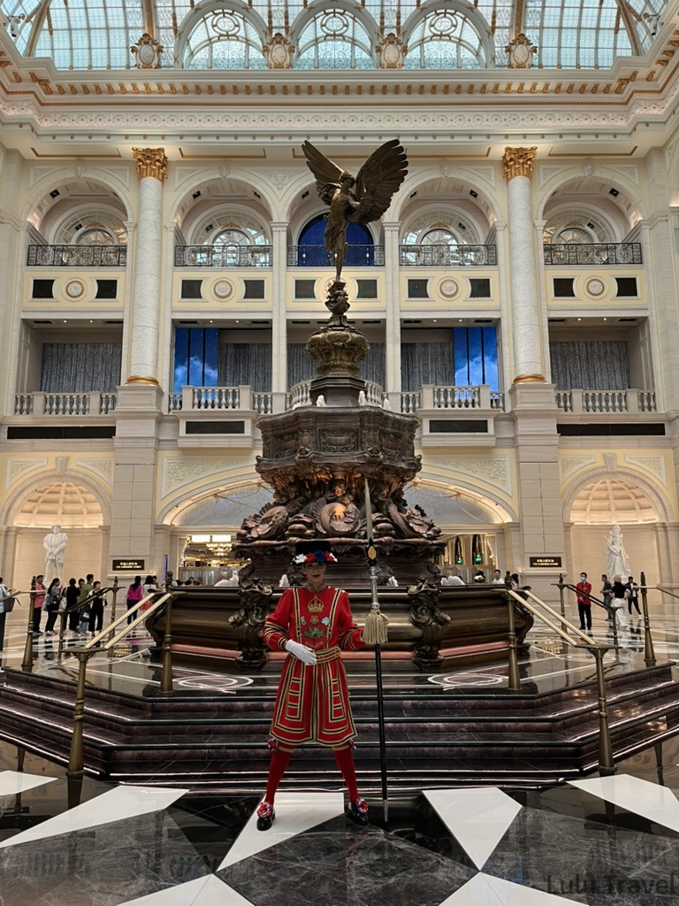 澳門倫敦人酒店大廳，身著英國禁衛軍紅色制服的工作人員站在鑄鐵雕塑前