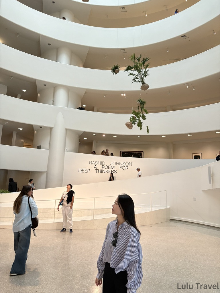 紐約古根漢美術館（Guggenheim Museum）內部的螺旋上升結構，白色簡約的曲線牆面搭配自然光頂部，充分展現萊特設計的建築美學。