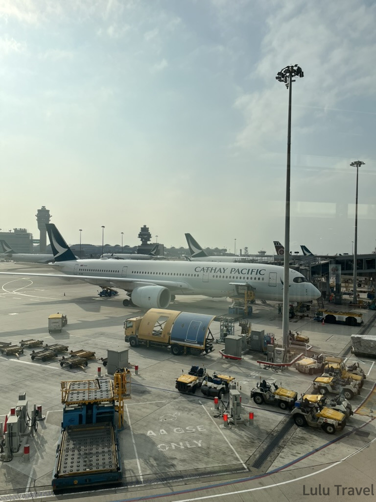 香港機場停機坪，國泰航空 Cathay Pacific 客機停靠，四周地勤車輛作業中