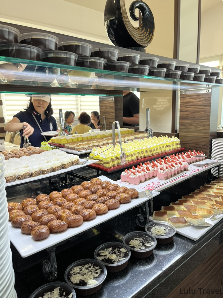 土耳其跟團飯店甜點檯，金黃杏仁軟糖（Lokum）、巧克力蛋糕、檸檬蛋糕等琳瑯滿目，甜點種類之豐富足以滿足所有甜食愛好者，展現土耳其甜點『甜度爆表』的特色