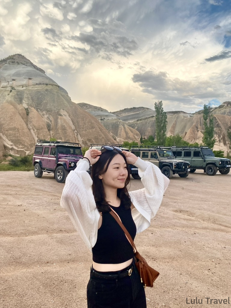 卡帕多奇亞Jeep Safari吉普車遊，背景密集的越野車隊與駕駛人員，展現土耳其跟團在地質公園探險的刺激活動