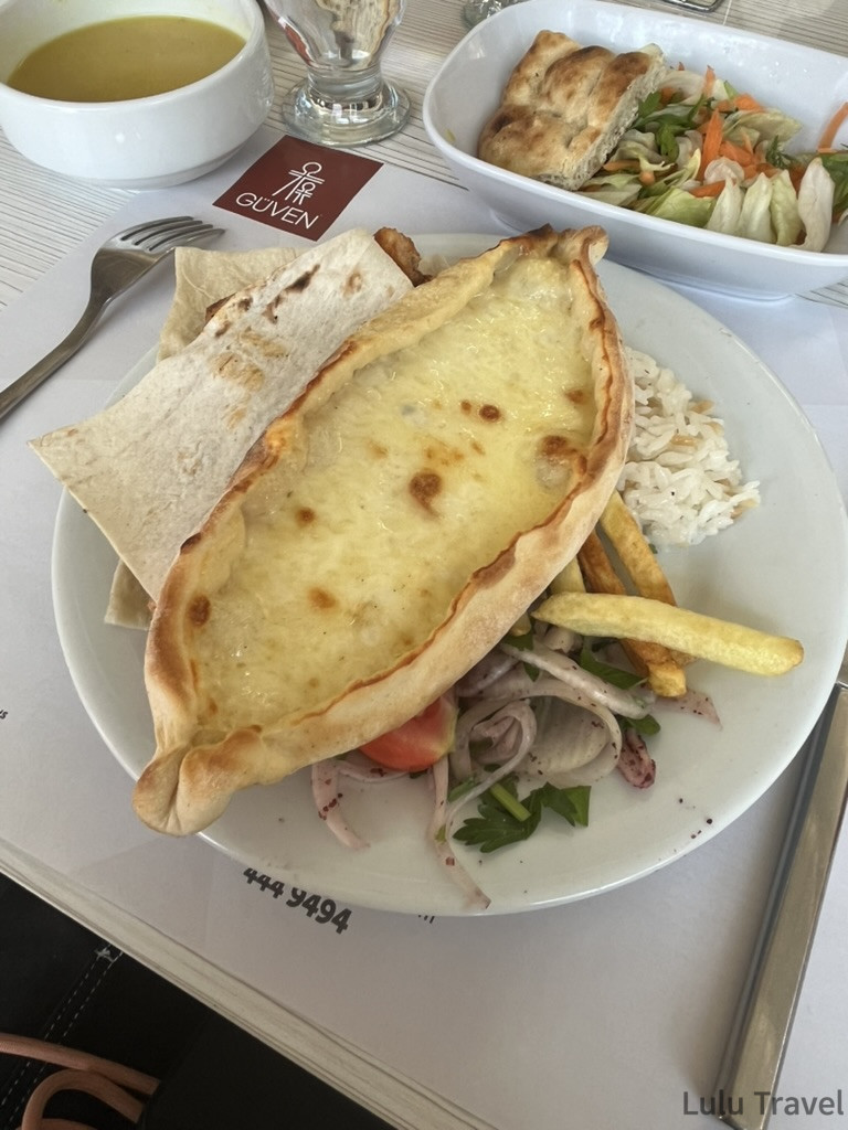 土耳其民間餐點 Gözleme，金黃焦香的薄餅皮中起司與蘑菇內餡透出，搭配番茄、洋蔥、新鮮生菜與炸薯條，呈現樸實美味的當地風味
