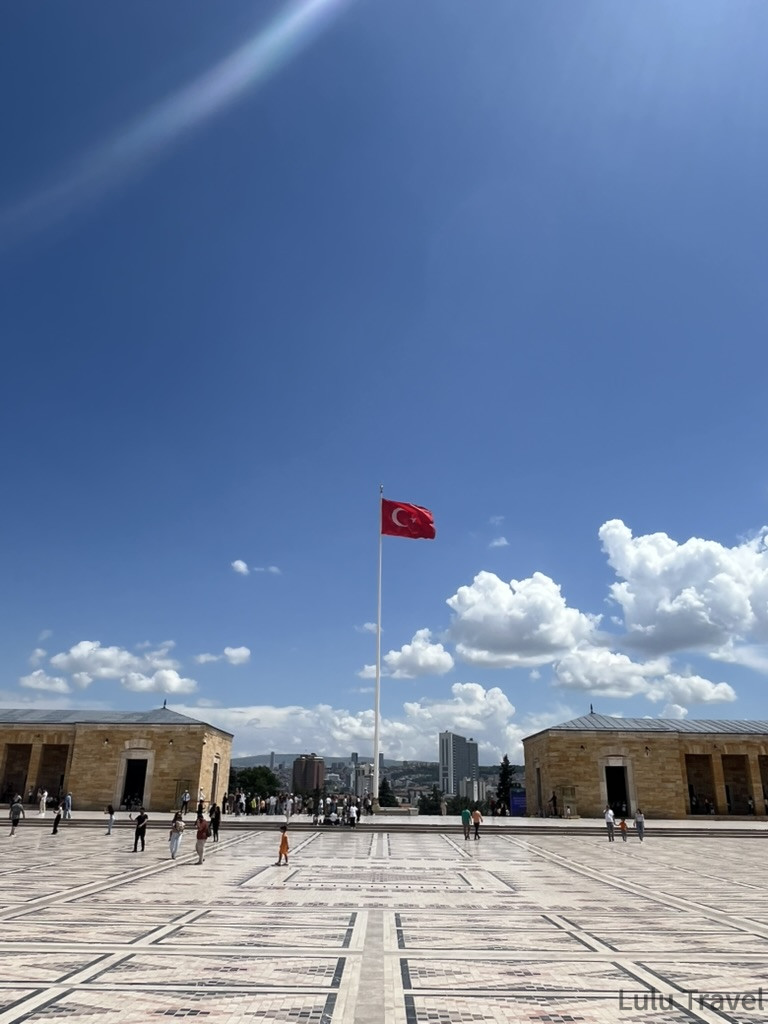 土耳其安卡拉凱末爾紀念館廣場，國父陵墓的核心景區，紅色國旗飄揚，白色古典建築呈現莊嚴肅穆，跟團遊客致敬的重要歷史地點