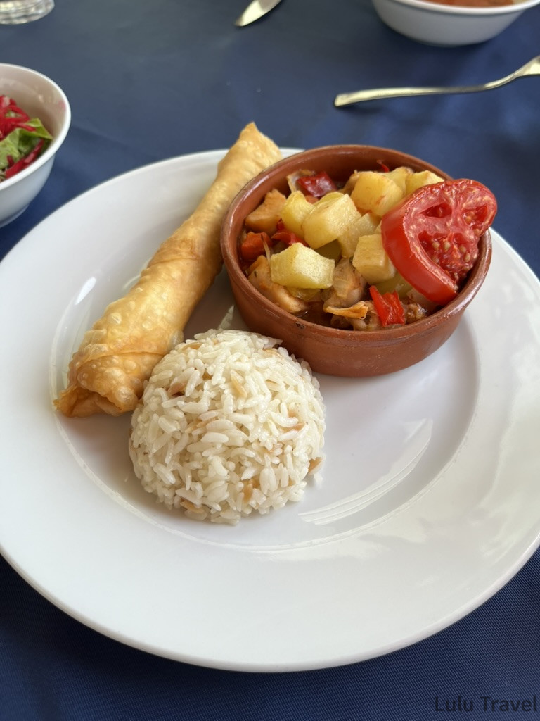 土耳其跟團午餐組合，金黃炸卷搭配馬鈴薯與番茄燉肉，再加上一碗很香的白米飯，展現不吃牛羊時的主餐選擇