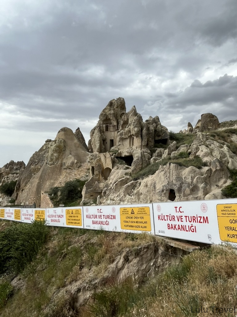 卡帕多奇亞地貌的完整展現，土黃色火山岩形成的尖塔奇景，古代遺跡殘基嵌入其中，展現自然與人文結合的土耳其跟團地質奇觀