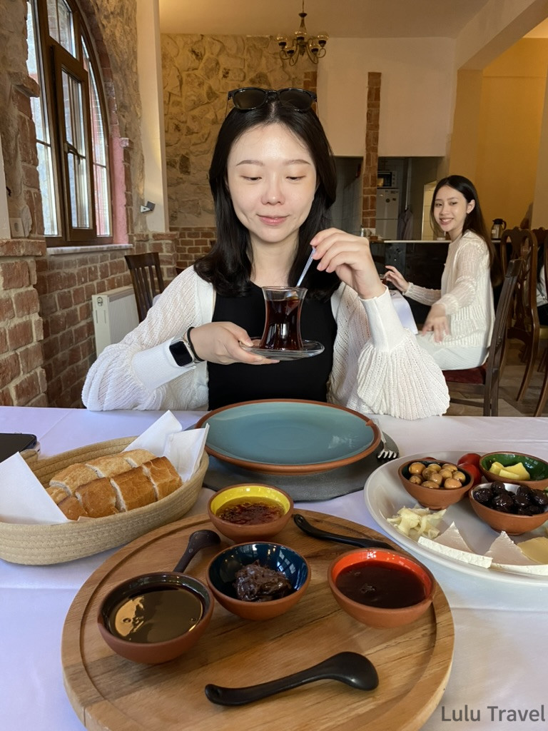 土耳其大早餐配上傳統飲茶文化體驗，木製醬料盤上蜂蜜、橄欖油、醃漬番茄、黑橄欖、杏仁整齊排列，展現土耳其早晨的紅茶文化儀式